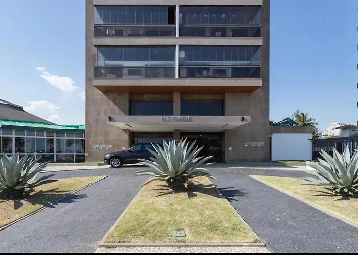 Lindo apto no melhor lugar da Barra da Tijuca! Com uma vista de tirar o fôlego, frente para o mar! Totalmente equipado e decorado ao lado dos melhores hotéis e quiosques da Barra! Portaria 24h, piscina, sauna, Jacuzzi, academia, garagem, Wi-Fi, lavan